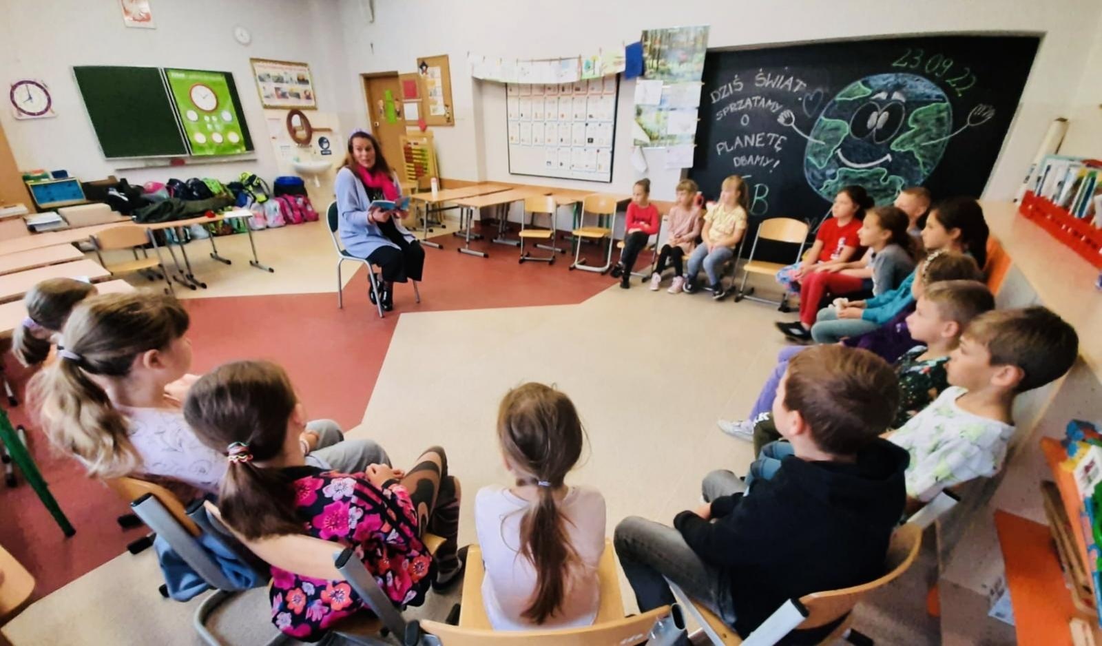 Zdjęcie w galerii na portalu naszraciborz.pl: Zacni goście czytali dla połowy tysiąca uczniów SP1 wiadomości z regionu