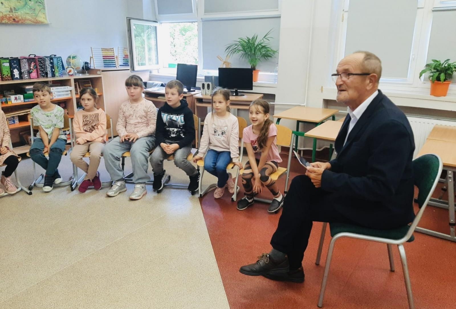 Zdjęcie w galerii na portalu naszraciborz.pl: Zacni goście czytali dla połowy tysiąca uczniów SP1 wiadomości z regionu