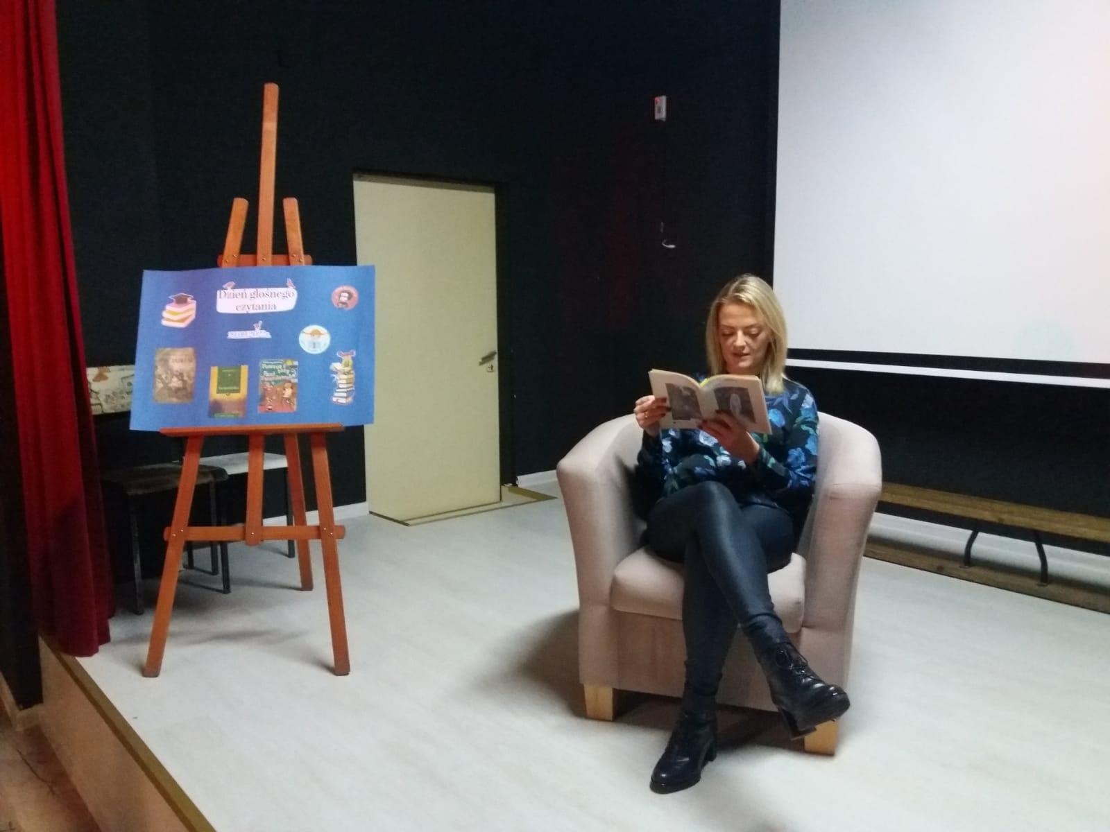 Zdjęcie w galerii na portalu naszraciborz.pl: Zacni goście czytali dla połowy tysiąca uczniów SP1 wiadomości z regionu