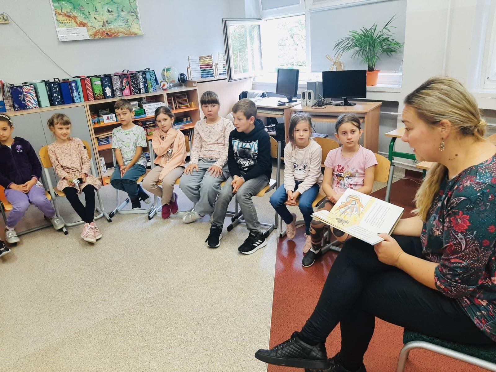 Zdjęcie w galerii na portalu naszraciborz.pl: Zacni goście czytali dla połowy tysiąca uczniów SP1 wiadomości z regionu