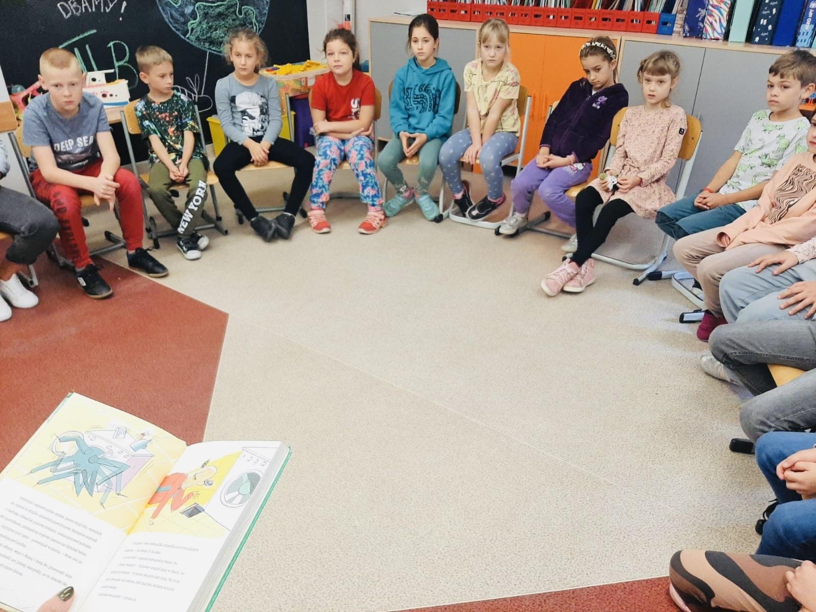 Zdjęcie w galerii na portalu naszraciborz.pl: Zacni goście czytali dla połowy tysiąca uczniów SP1 wiadomości z regionu