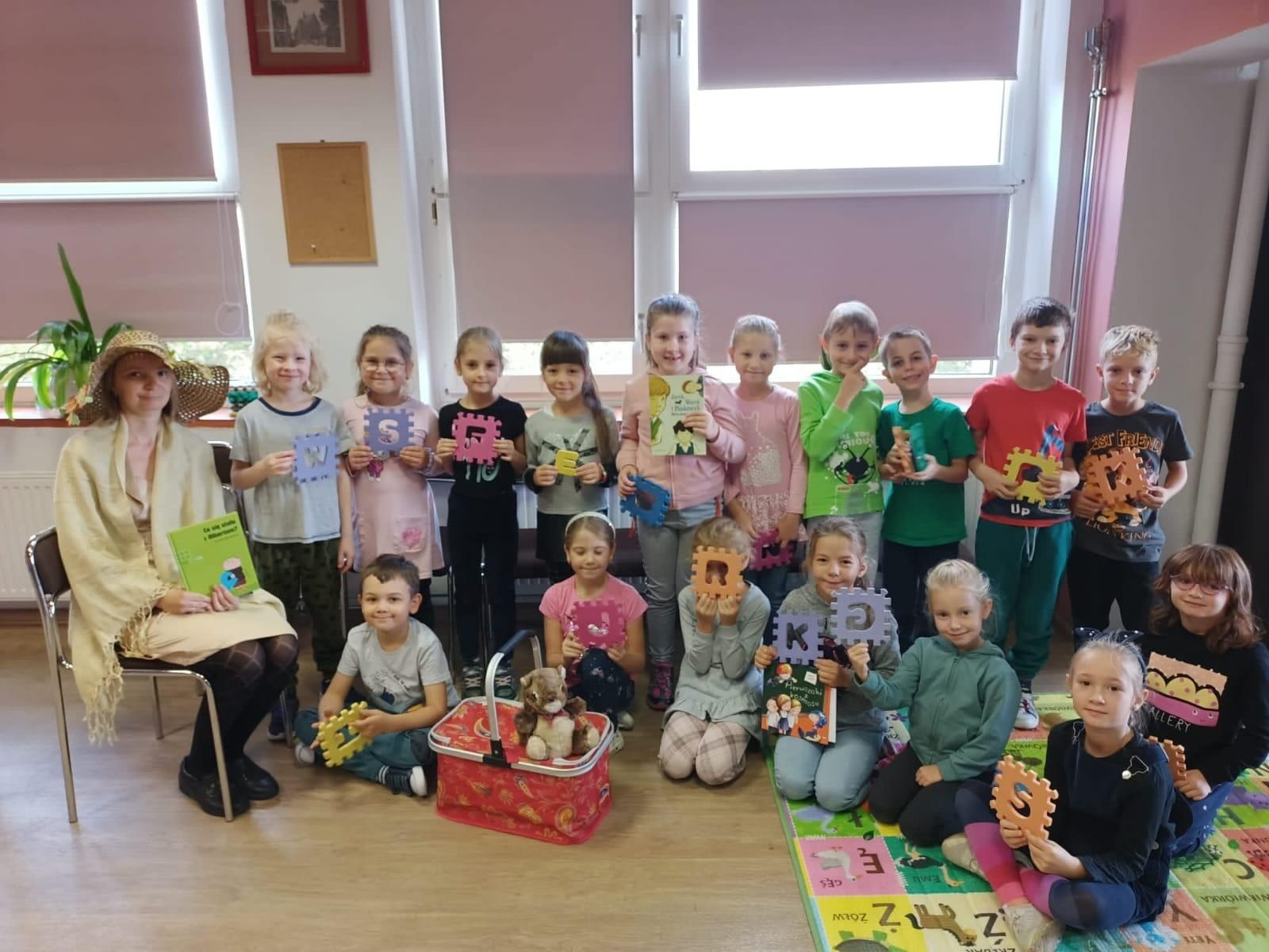 Zdjęcie w galerii na portalu naszraciborz.pl: Zacni goście czytali dla połowy tysiąca uczniów SP1 wiadomości z regionu