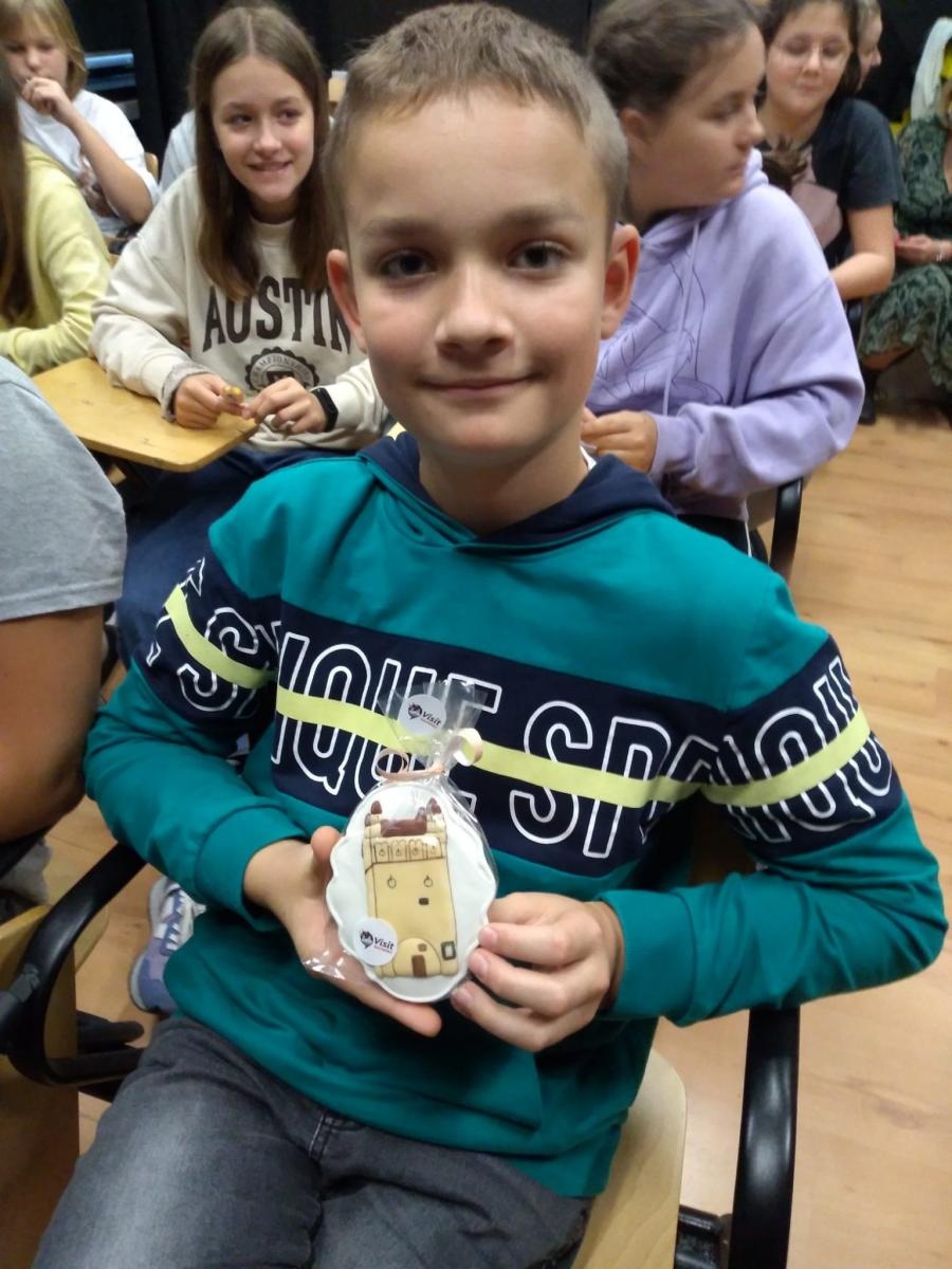 Zdjęcie w galerii na portalu naszraciborz.pl: Zacni goście czytali dla połowy tysiąca uczniów SP1 wiadomości z regionu