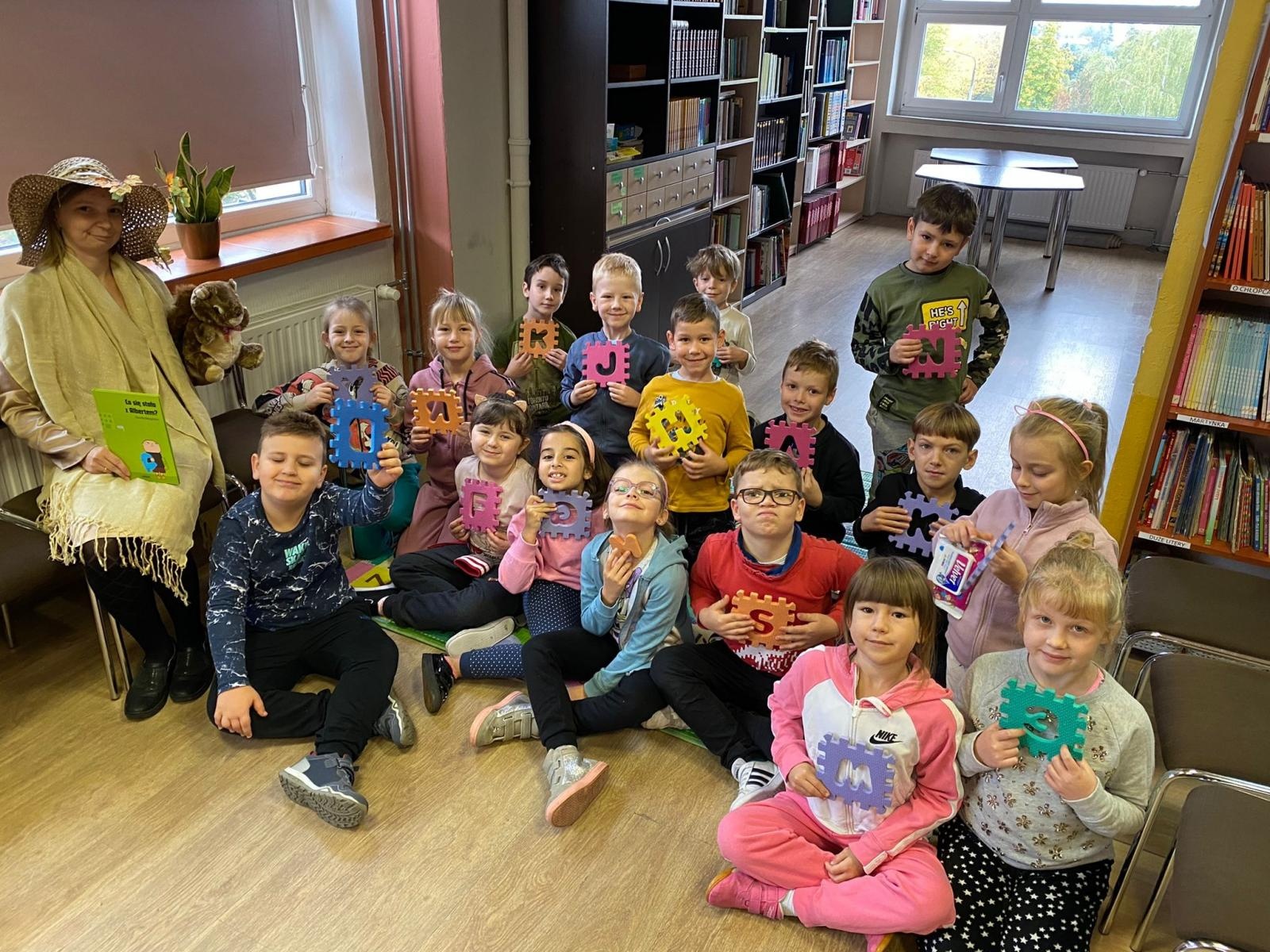 Zdjęcie w galerii na portalu naszraciborz.pl: Zacni goście czytali dla połowy tysiąca uczniów SP1 wiadomości z regionu