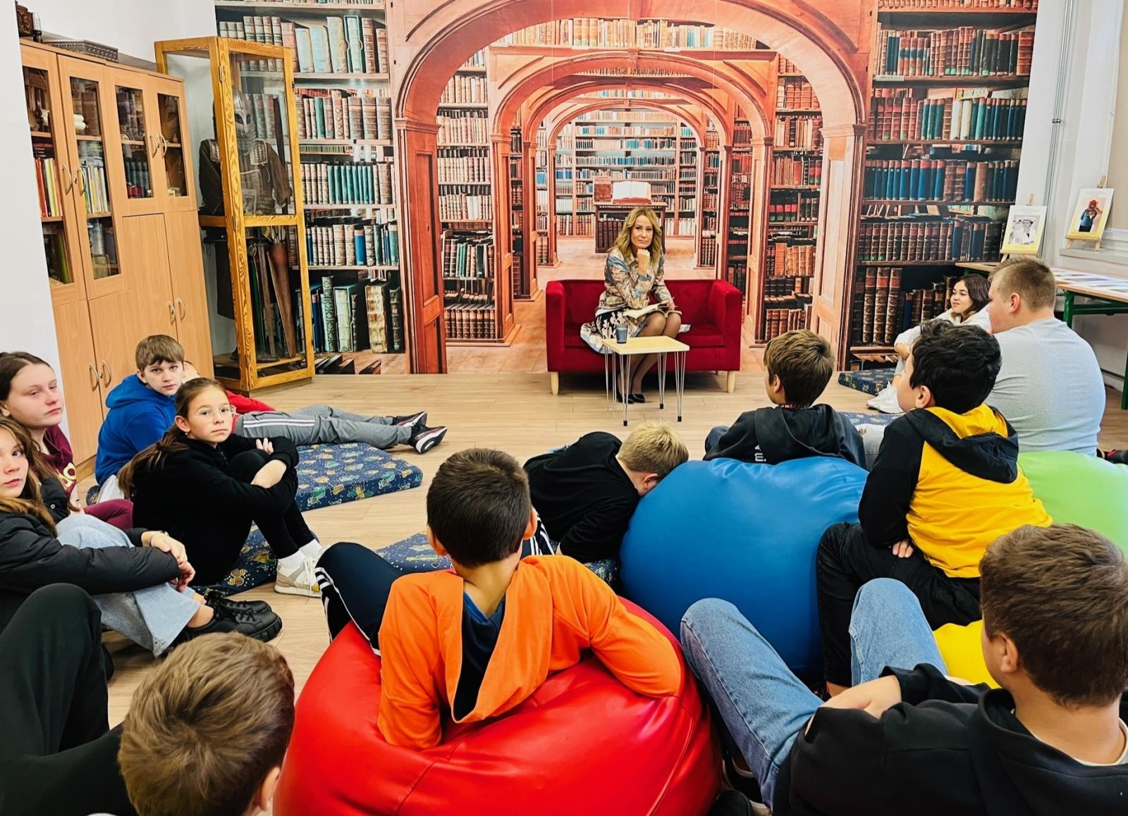 Zdjęcie w galerii na portalu naszraciborz.pl: Zacni goście czytali dla połowy tysiąca uczniów SP1 wiadomości z regionu