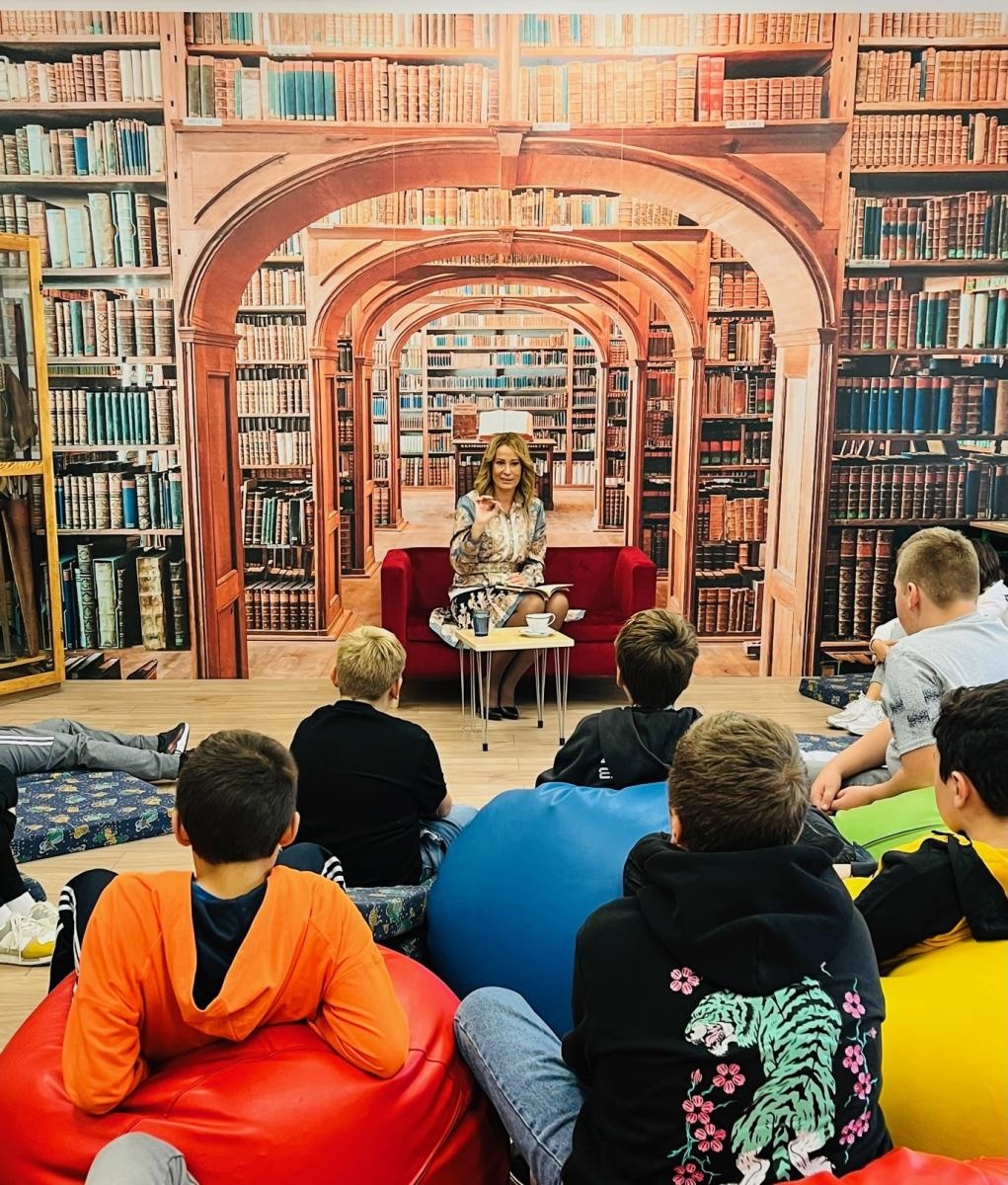 Zdjęcie w galerii na portalu naszraciborz.pl: Zacni goście czytali dla połowy tysiąca uczniów SP1 wiadomości z regionu