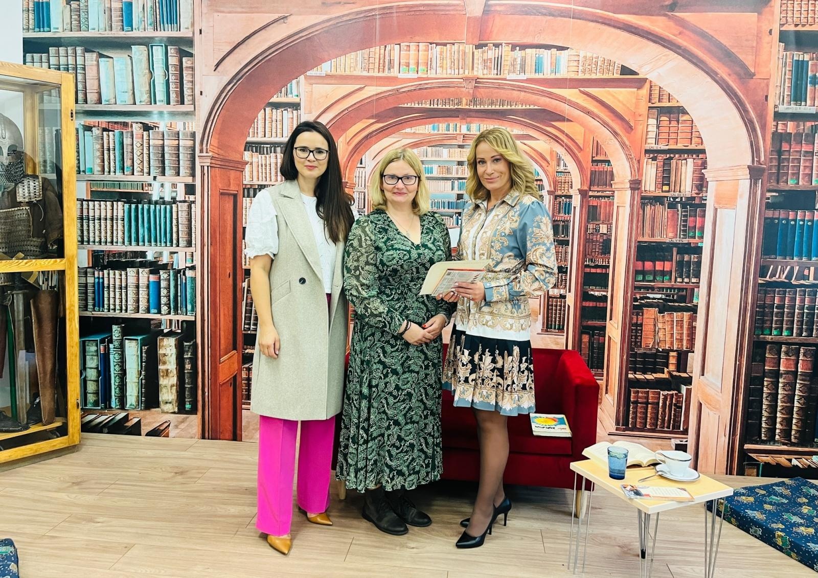 Zdjęcie w galerii na portalu naszraciborz.pl: Zacni goście czytali dla połowy tysiąca uczniów SP1 wiadomości z regionu