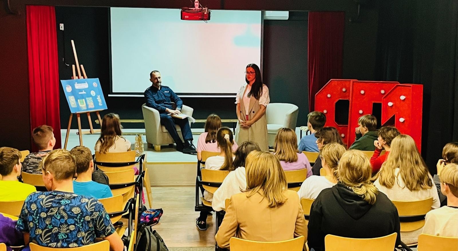 Zdjęcie w galerii na portalu naszraciborz.pl: Zacni goście czytali dla połowy tysiąca uczniów SP1 wiadomości z regionu