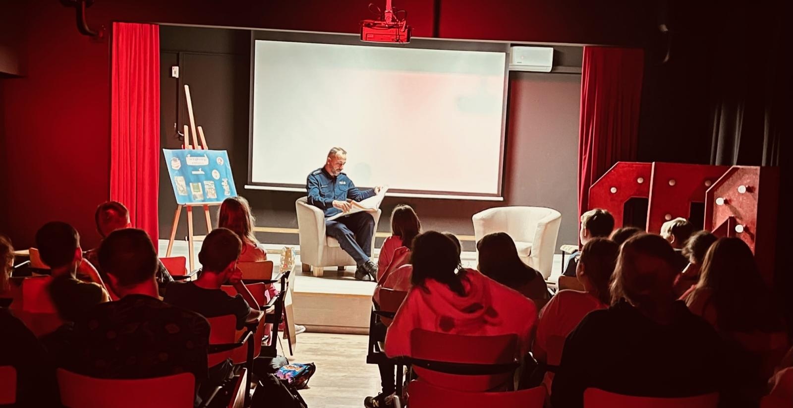 Zdjęcie w galerii na portalu naszraciborz.pl: Zacni goście czytali dla połowy tysiąca uczniów SP1 wiadomości z regionu