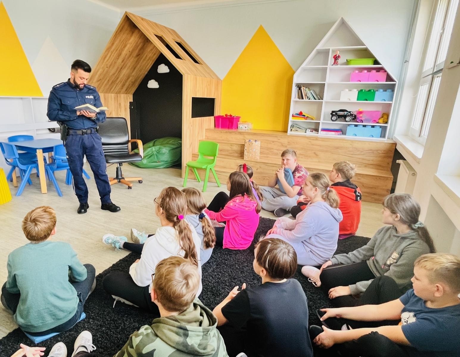 Zdjęcie w galerii na portalu naszraciborz.pl: Zacni goście czytali dla połowy tysiąca uczniów SP1 wiadomości z regionu