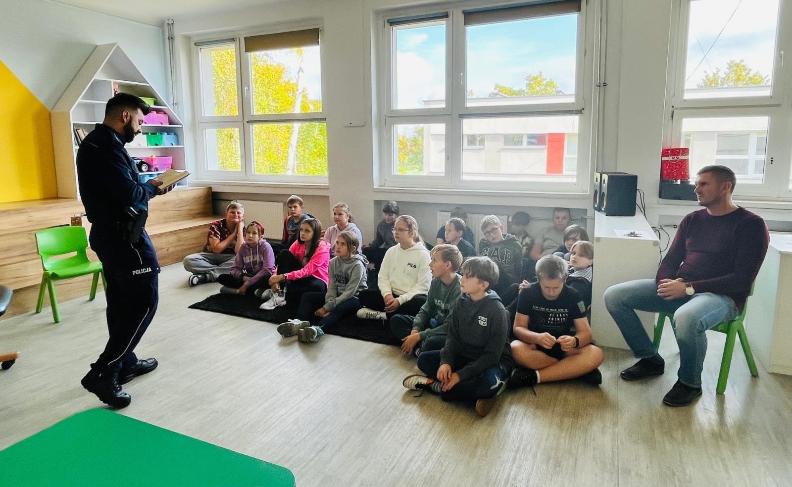 Zdjęcie w galerii na portalu naszraciborz.pl: Zacni goście czytali dla połowy tysiąca uczniów SP1 wiadomości z regionu