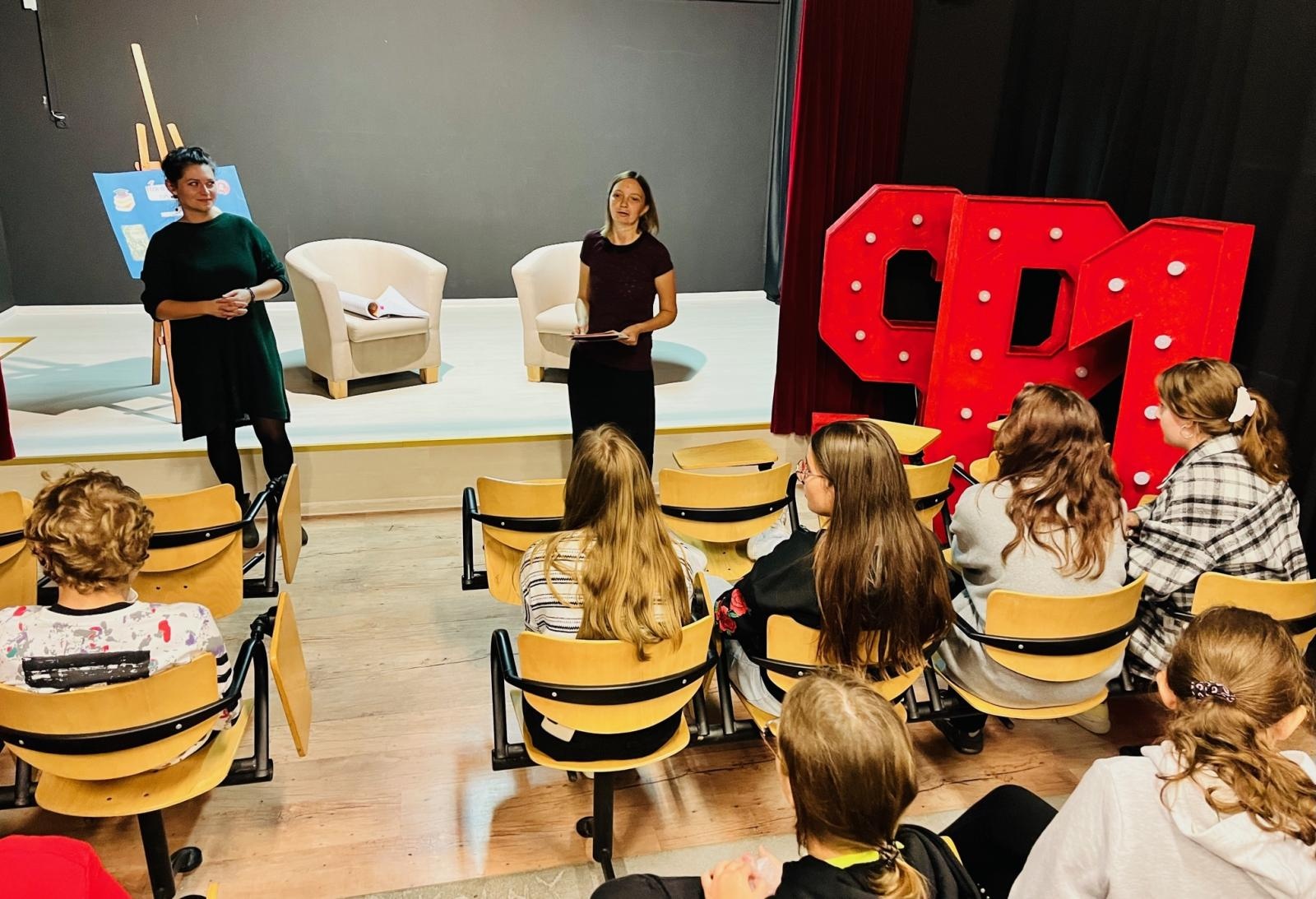 Zdjęcie w galerii na portalu naszraciborz.pl: Zacni goście czytali dla połowy tysiąca uczniów SP1 wiadomości z regionu