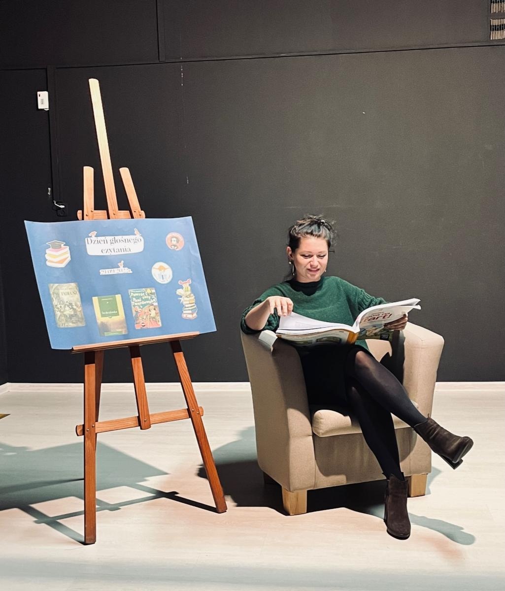 Zdjęcie w galerii na portalu naszraciborz.pl: Zacni goście czytali dla połowy tysiąca uczniów SP1 wiadomości z regionu