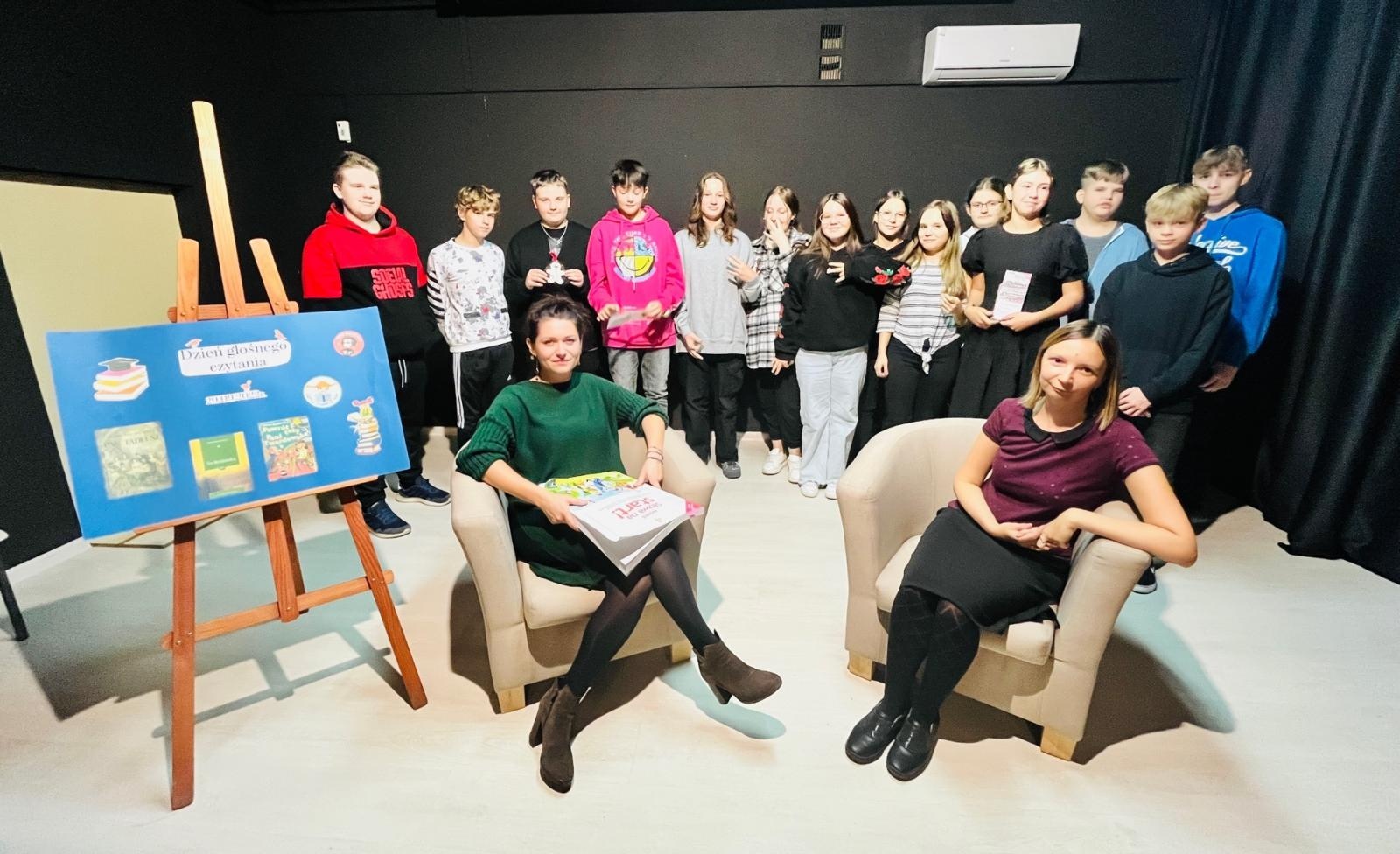 Zdjęcie w galerii na portalu naszraciborz.pl: Zacni goście czytali dla połowy tysiąca uczniów SP1 wiadomości z regionu