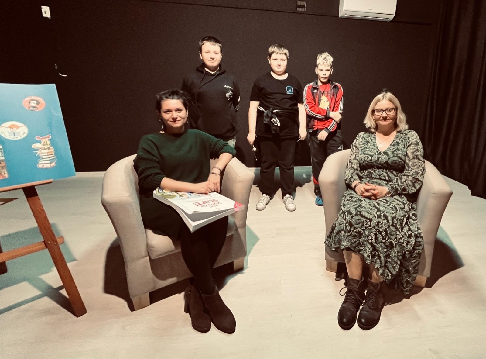 Zdjęcie w galerii na portalu naszraciborz.pl: Zacni goście czytali dla połowy tysiąca uczniów SP1 wiadomości z regionu