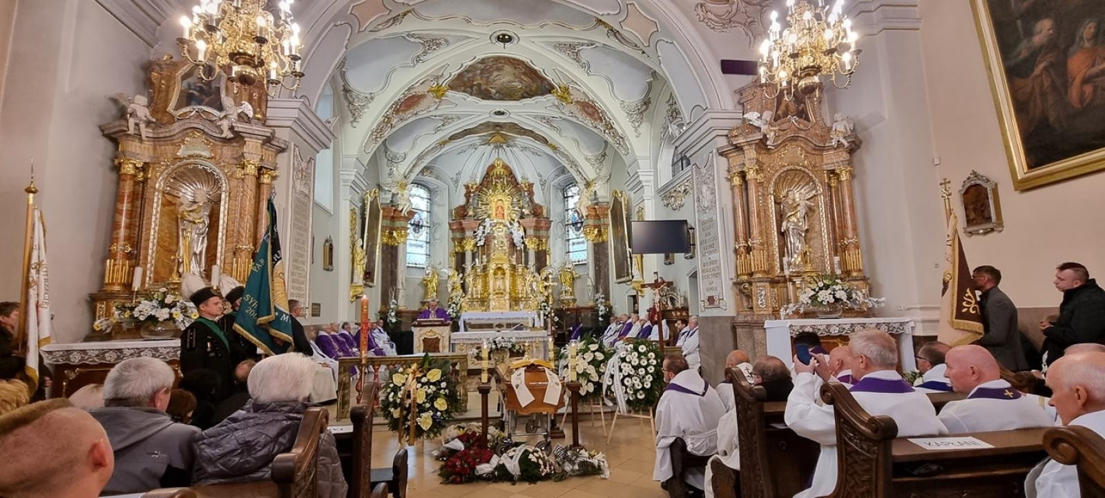 Zdjęcie w galerii na portalu naszraciborz.pl: Na Górze Świętej Anny pożegnano byłego proboszcza z Raciborza Płoni wiadomości z regionu