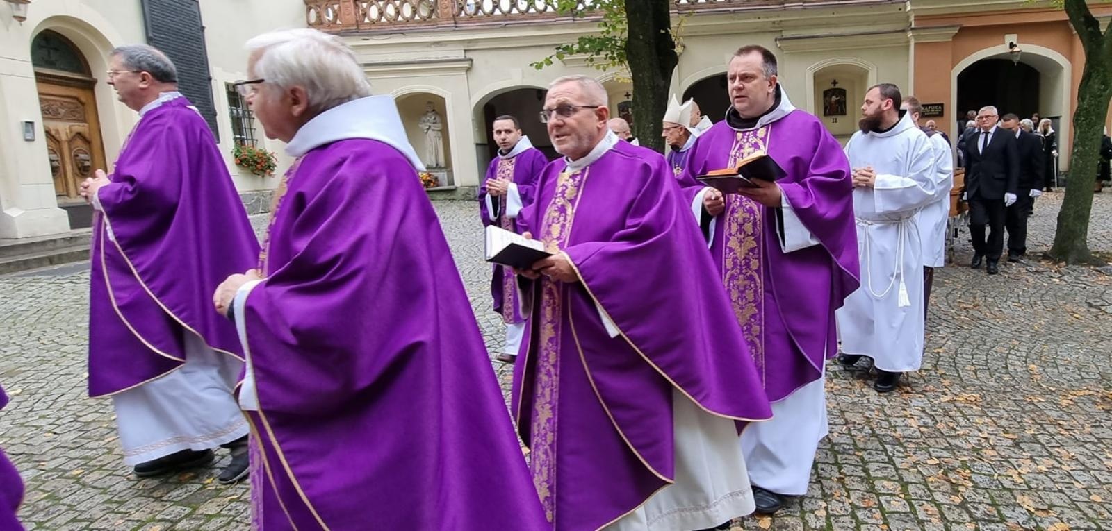 Zdjęcie w galerii na portalu naszraciborz.pl: Na Górze Świętej Anny pożegnano byłego proboszcza z Raciborza Płoni wiadomości z regionu