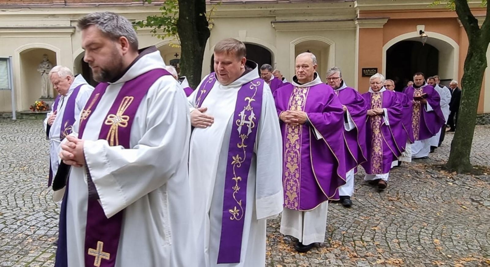 Zdjęcie w galerii na portalu naszraciborz.pl: Na Górze Świętej Anny pożegnano byłego proboszcza z Raciborza Płoni wiadomości z regionu