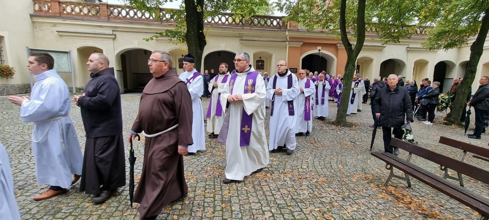 Zdjęcie w galerii na portalu naszraciborz.pl: Na Górze Świętej Anny pożegnano byłego proboszcza z Raciborza Płoni wiadomości z regionu