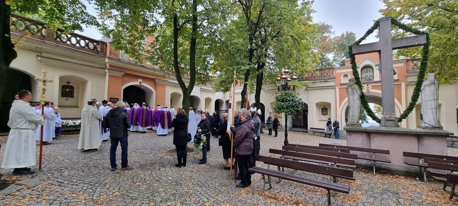 Zdjęcie w galerii na portalu naszraciborz.pl: Na Górze Świętej Anny pożegnano byłego proboszcza z Raciborza Płoni wiadomości z regionu
