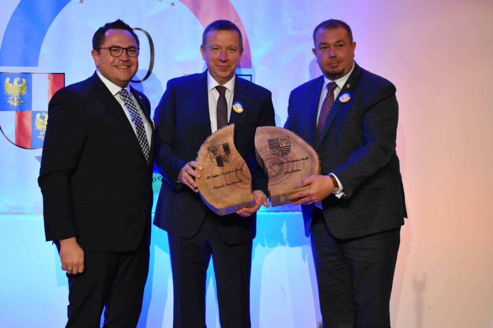 Zdjęcie w galerii na portalu naszraciborz.pl: Świętowano 10-lecie partnerstwa Powiatu Raciborskiego z Powiatem Elbe-Elster wiadomości z regionu