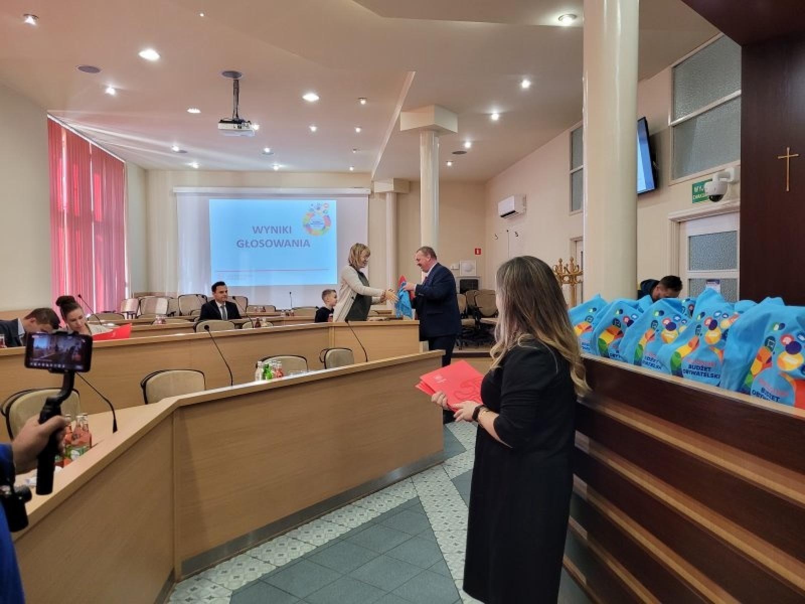 Zdjęcie w galerii na portalu naszraciborz.pl: Panowie zgarnęli główną pulę. Wyniki głosowania VII edycji budżetu obywatelskiego w Raciborzu wiadomości z regionu