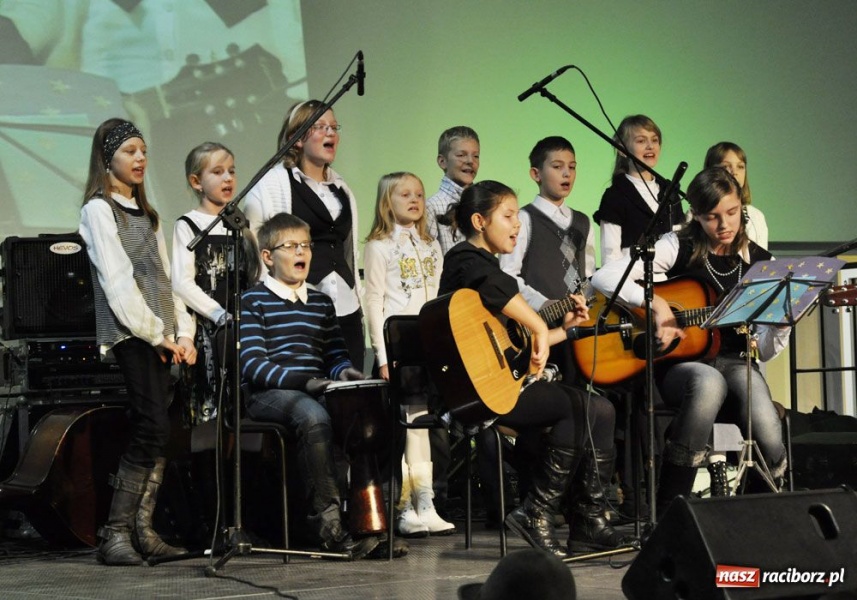 Zdjęcie w galerii na portalu naszraciborz.pl: Świąteczny mega kiermasz w Pietrowicach wiadomości z regionu