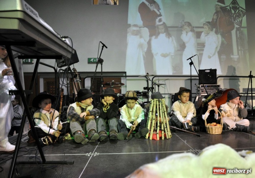 Zdjęcie w galerii na portalu naszraciborz.pl: Świąteczny mega kiermasz w Pietrowicach wiadomości z regionu