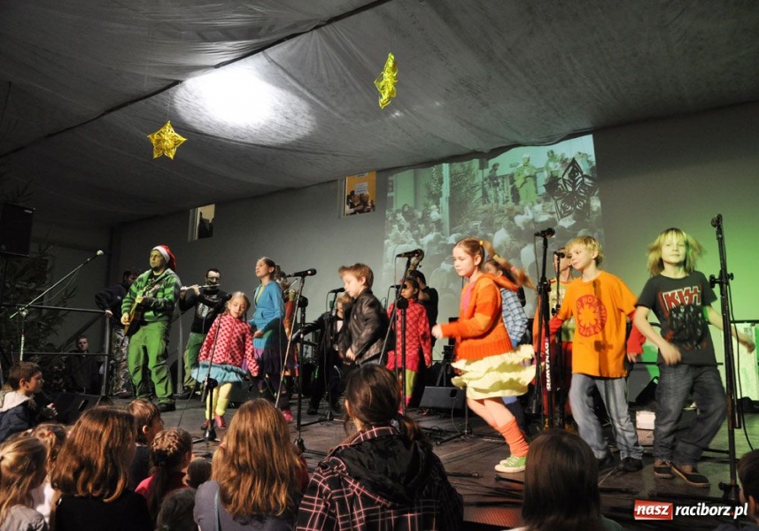 Zdjęcie w galerii na portalu naszraciborz.pl: Świąteczny mega kiermasz w Pietrowicach wiadomości z regionu