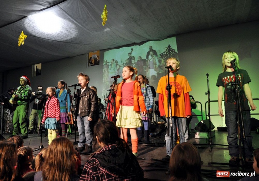 Zdjęcie w galerii na portalu naszraciborz.pl: Świąteczny mega kiermasz w Pietrowicach wiadomości z regionu