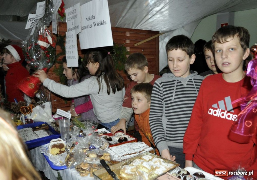 Zdjęcie w galerii na portalu naszraciborz.pl: Świąteczny mega kiermasz w Pietrowicach wiadomości z regionu