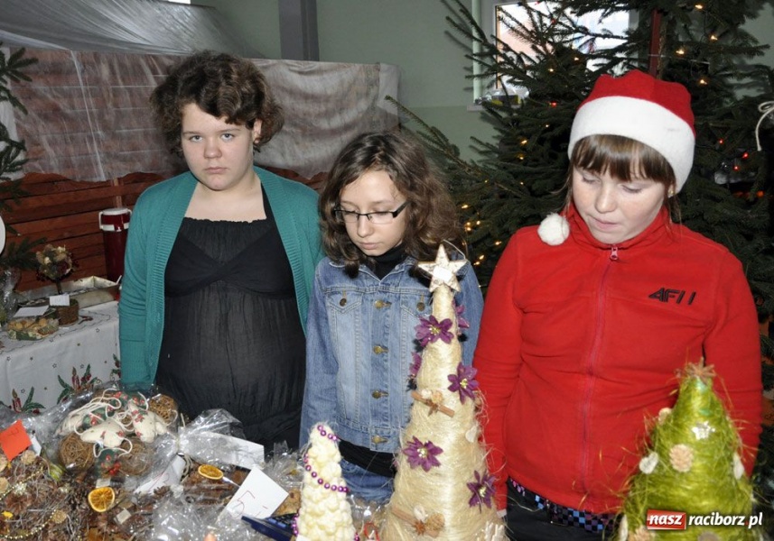Zdjęcie w galerii na portalu naszraciborz.pl: Świąteczny mega kiermasz w Pietrowicach wiadomości z regionu