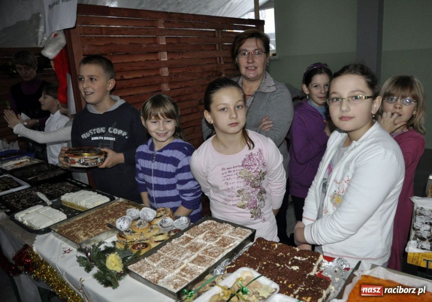 Zdjęcie w galerii na portalu naszraciborz.pl: Świąteczny mega kiermasz w Pietrowicach wiadomości z regionu