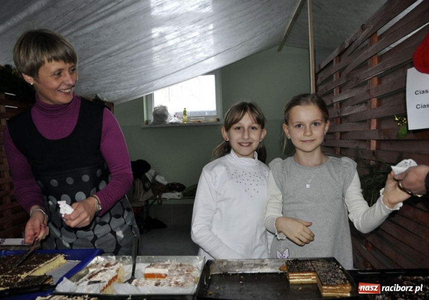 Zdjęcie w galerii na portalu naszraciborz.pl: Świąteczny mega kiermasz w Pietrowicach wiadomości z regionu