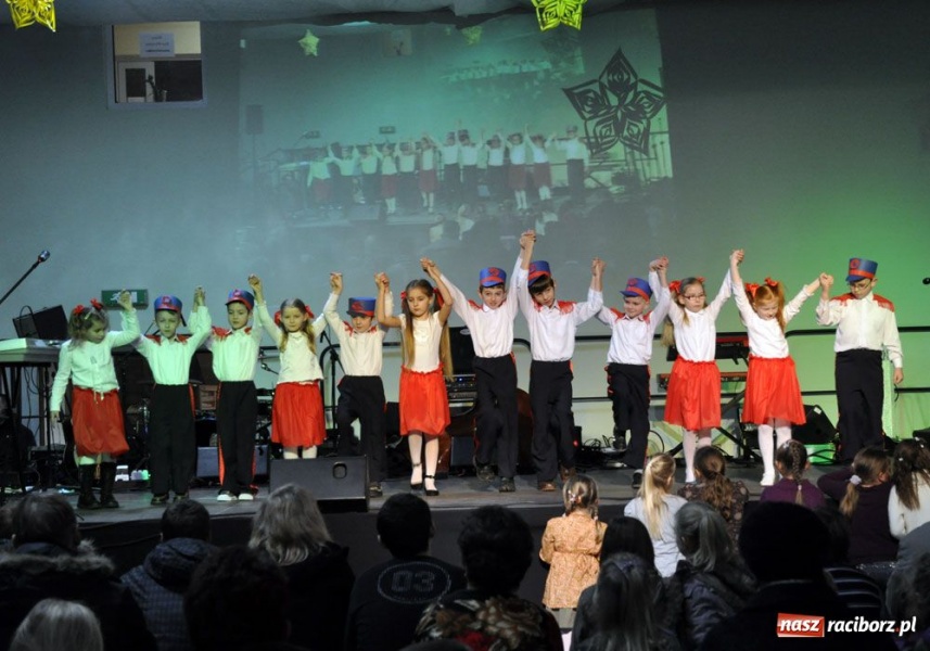 Zdjęcie w galerii na portalu naszraciborz.pl: Świąteczny mega kiermasz w Pietrowicach wiadomości z regionu