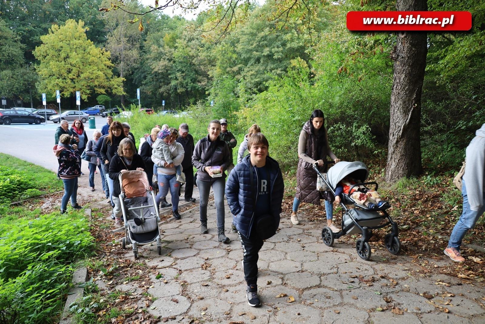 Zdjęcie w galerii na portalu naszraciborz.pl: Spacer ornitologiczny z tłumaczem języka migowego wiadomości z regionu