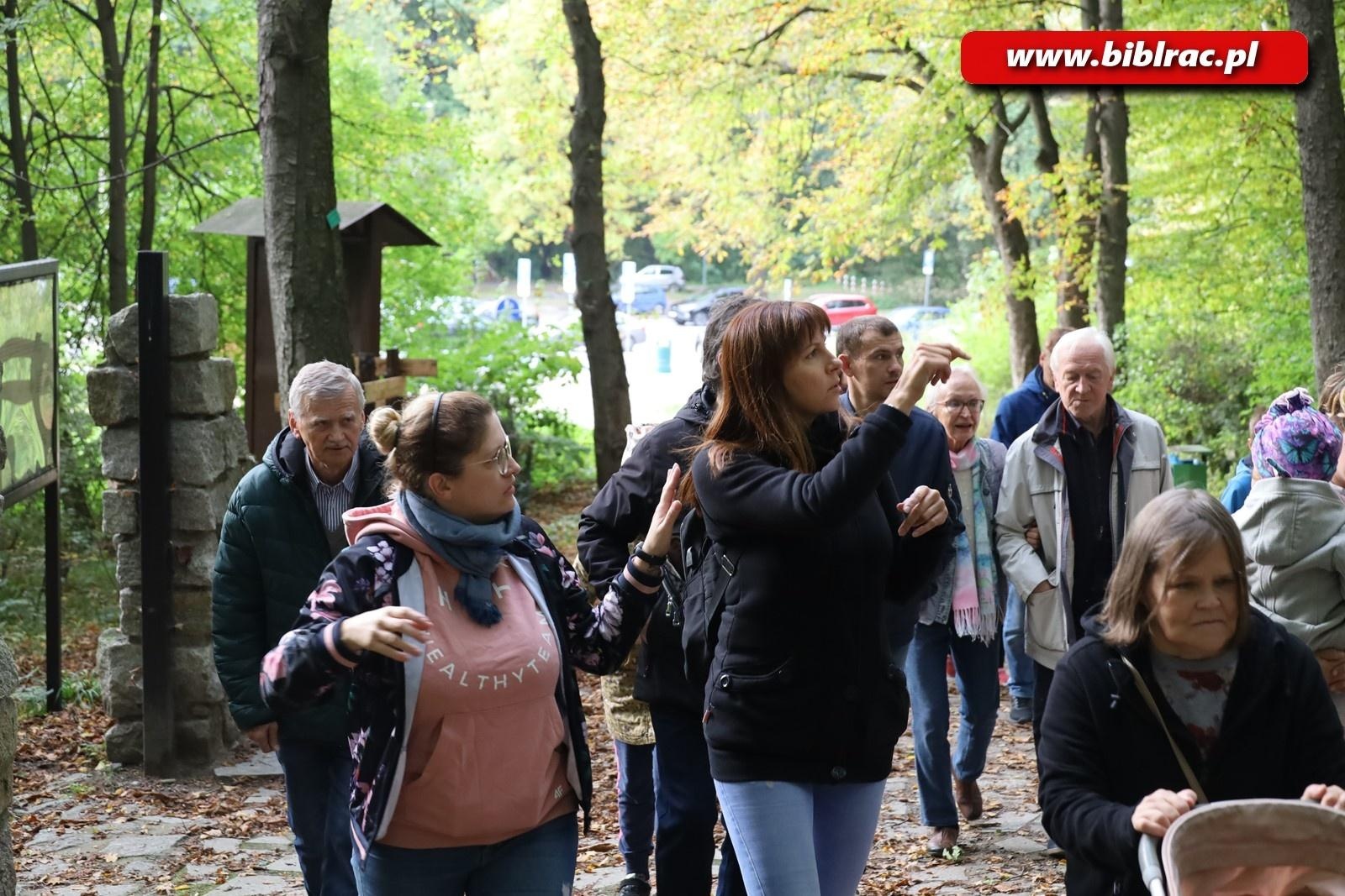 Zdjęcie w galerii na portalu naszraciborz.pl: Spacer ornitologiczny z tłumaczem języka migowego wiadomości z regionu