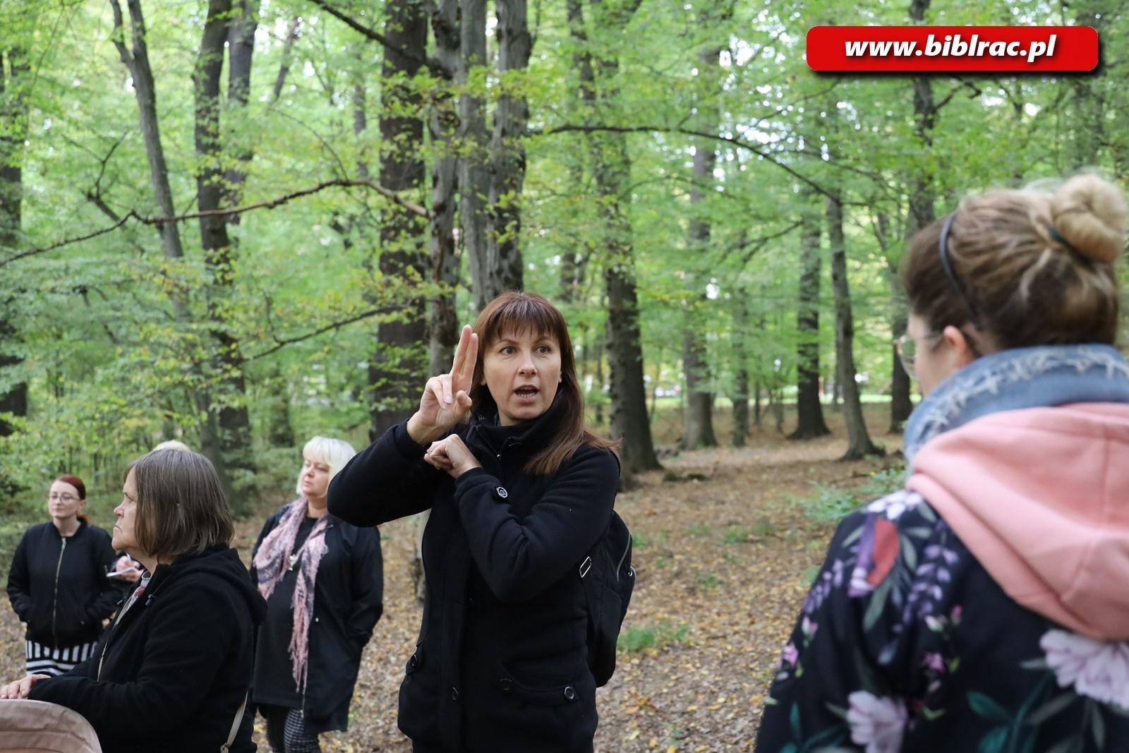 Zdjęcie w galerii na portalu naszraciborz.pl: Spacer ornitologiczny z tłumaczem języka migowego wiadomości z regionu