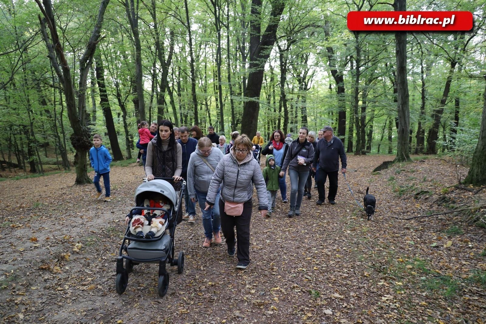 Zdjęcie w galerii na portalu naszraciborz.pl: Spacer ornitologiczny z tłumaczem języka migowego wiadomości z regionu