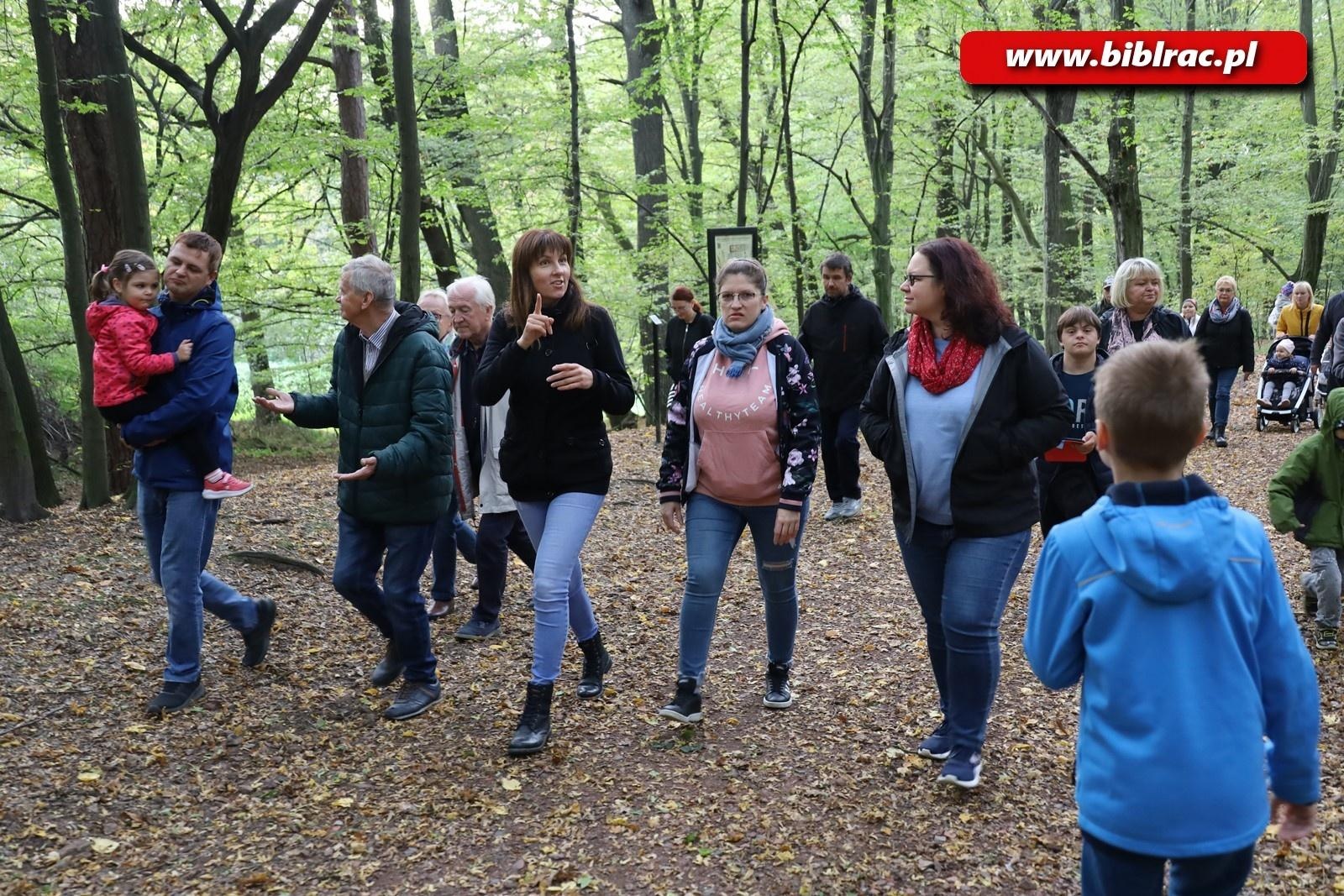 Zdjęcie w galerii na portalu naszraciborz.pl: Spacer ornitologiczny z tłumaczem języka migowego wiadomości z regionu