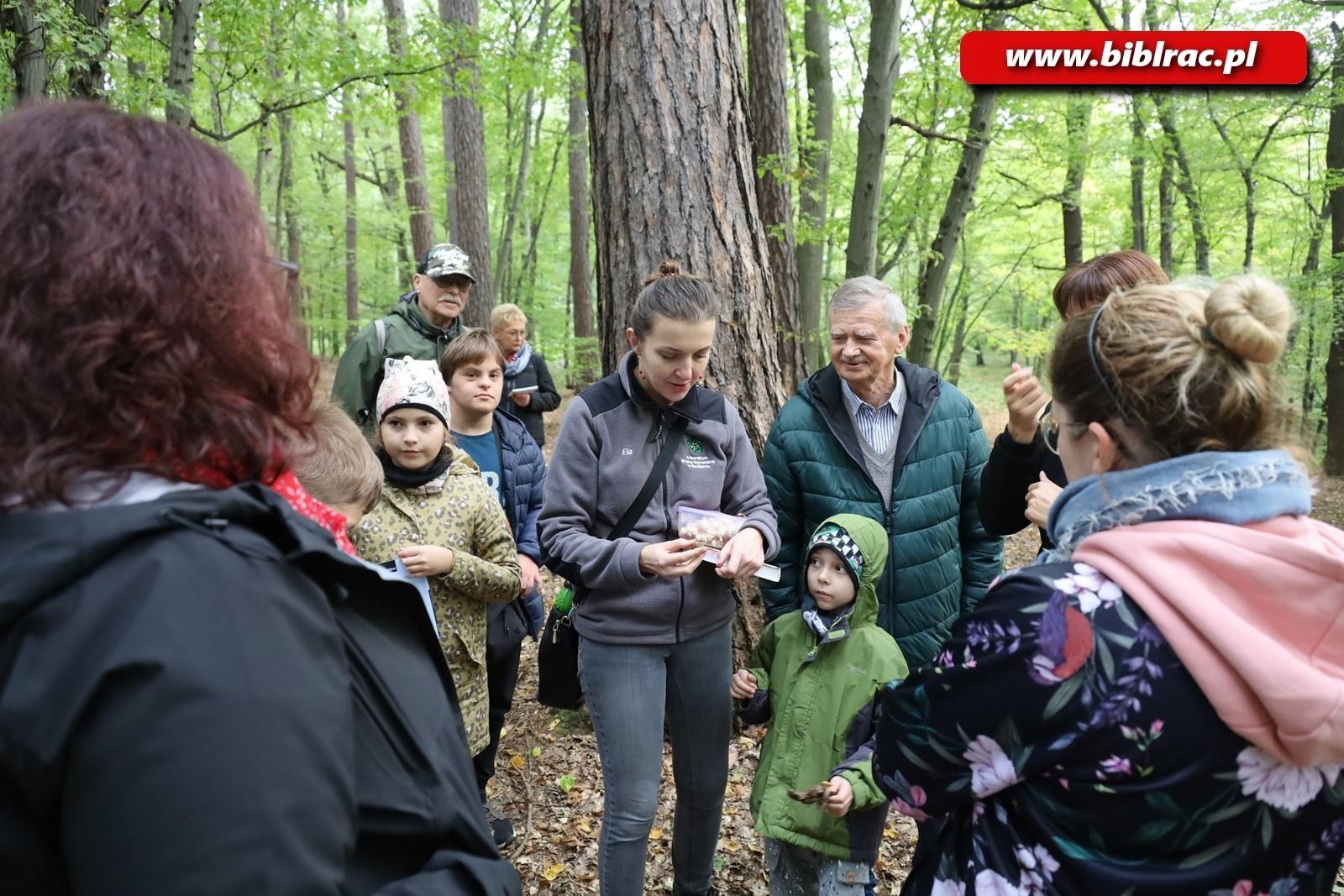 Zdjęcie w galerii na portalu naszraciborz.pl: Spacer ornitologiczny z tłumaczem języka migowego wiadomości z regionu