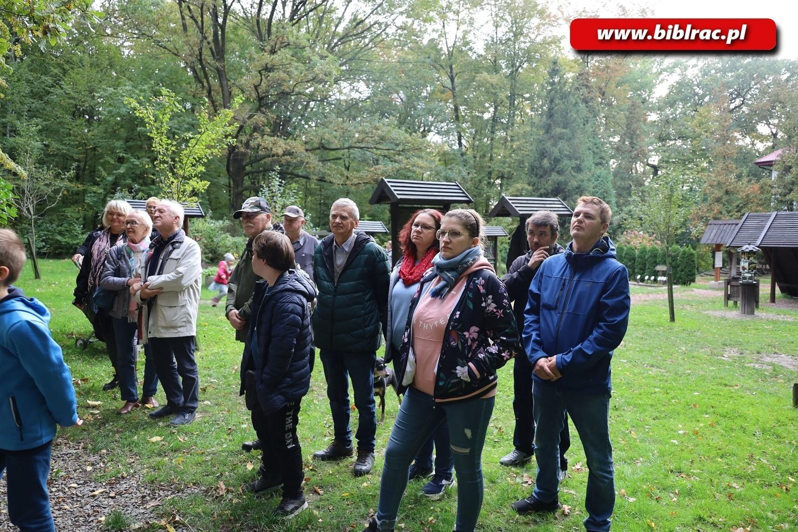 Zdjęcie w galerii na portalu naszraciborz.pl: Spacer ornitologiczny z tłumaczem języka migowego wiadomości z regionu