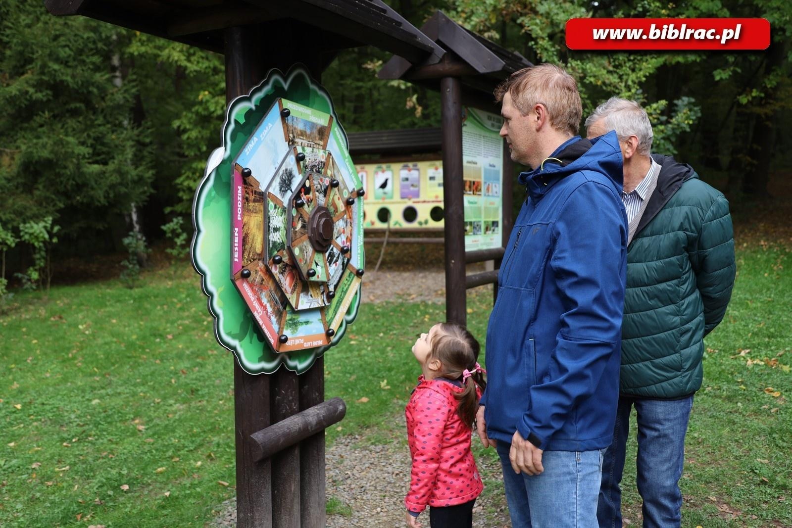 Zdjęcie w galerii na portalu naszraciborz.pl: Spacer ornitologiczny z tłumaczem języka migowego wiadomości z regionu