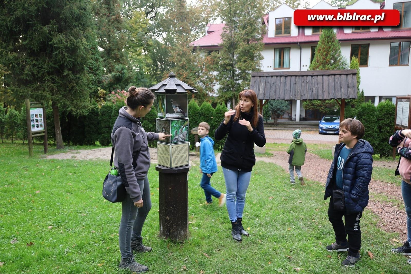 Zdjęcie w galerii na portalu naszraciborz.pl: Spacer ornitologiczny z tłumaczem języka migowego wiadomości z regionu