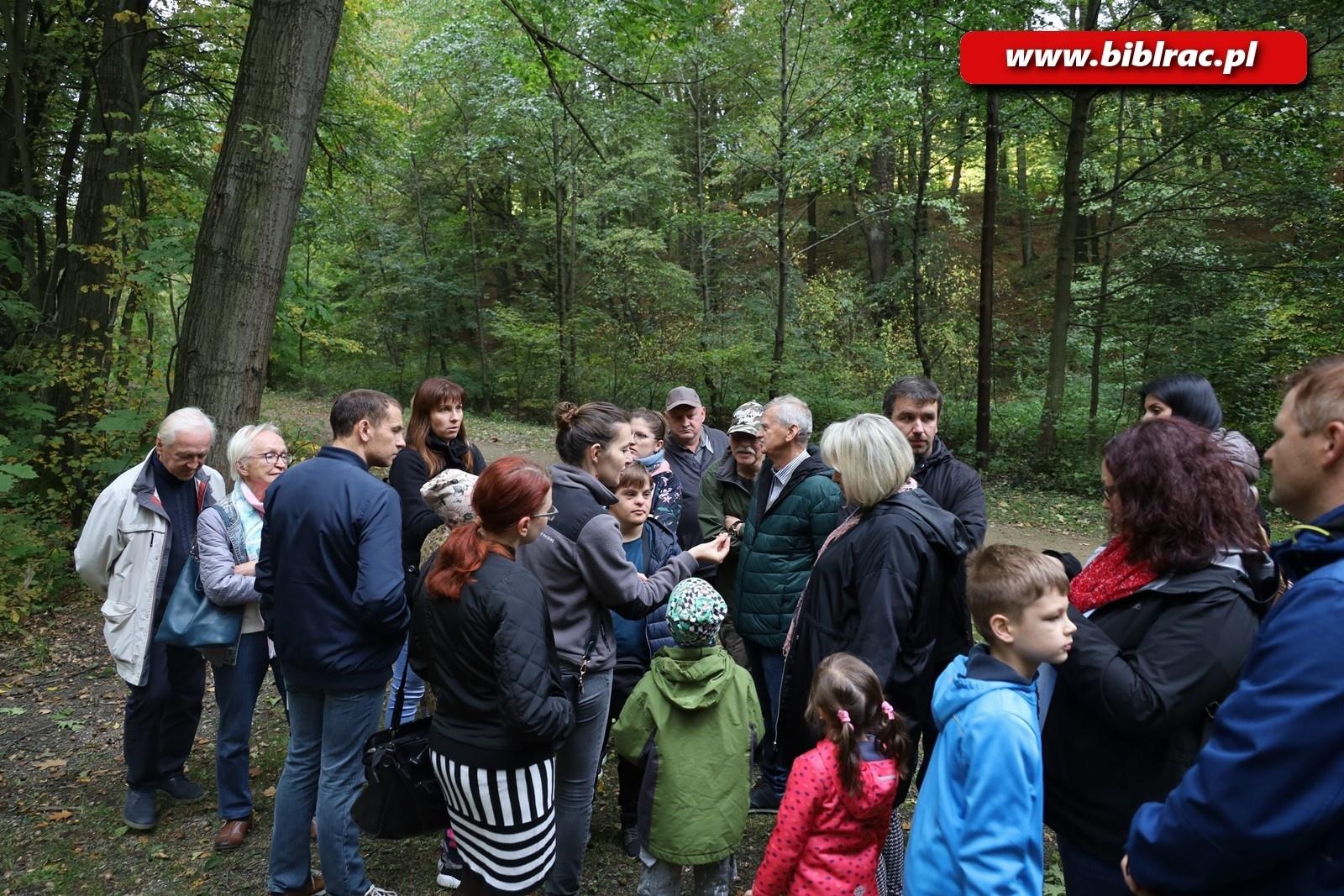 Zdjęcie w galerii na portalu naszraciborz.pl: Spacer ornitologiczny z tłumaczem języka migowego wiadomości z regionu
