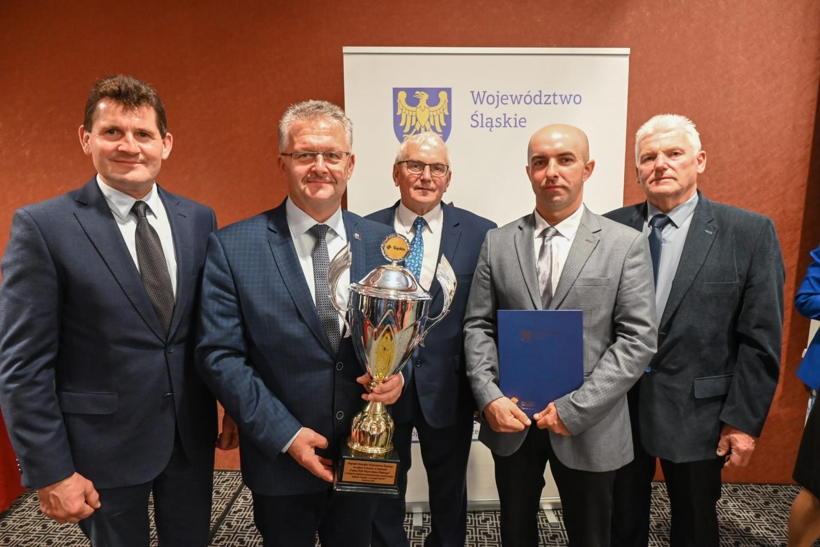 Zdjęcie w galerii na portalu naszraciborz.pl: Bieńkowice z pucharem i nagrodą pieniężną za procesję konną wiadomości z regionu