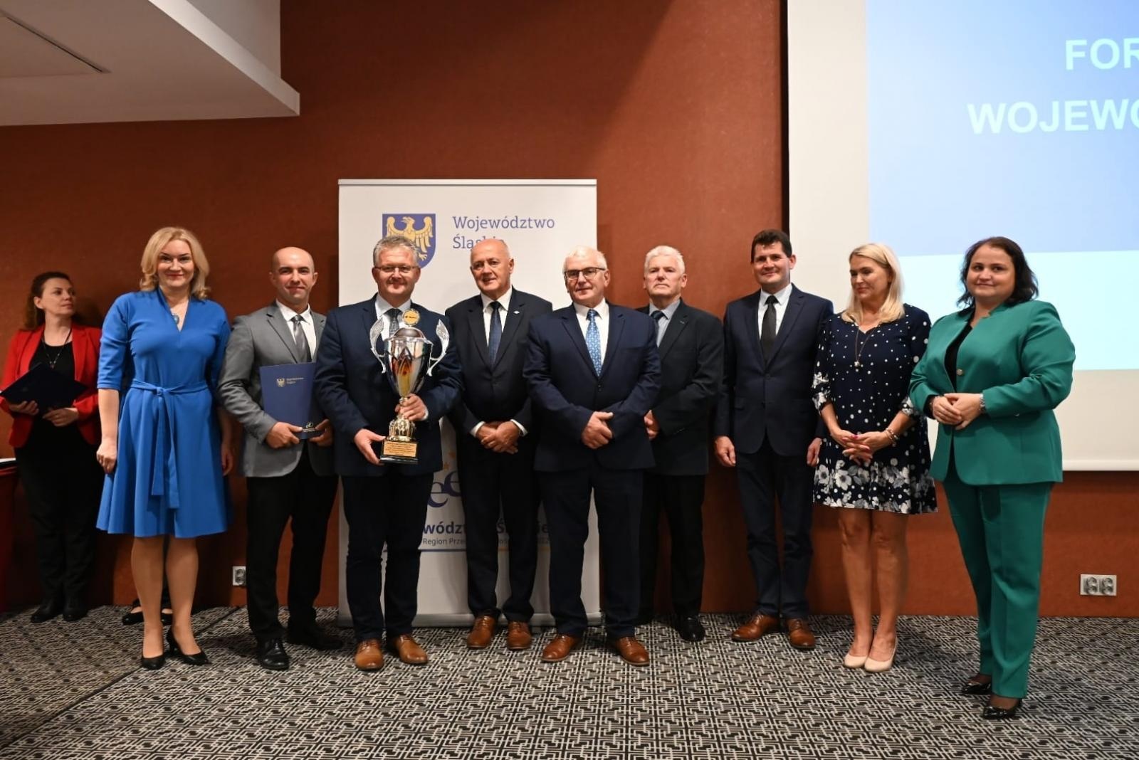 Zdjęcie w galerii na portalu naszraciborz.pl: Bieńkowice z pucharem i nagrodą pieniężną za procesję konną wiadomości z regionu