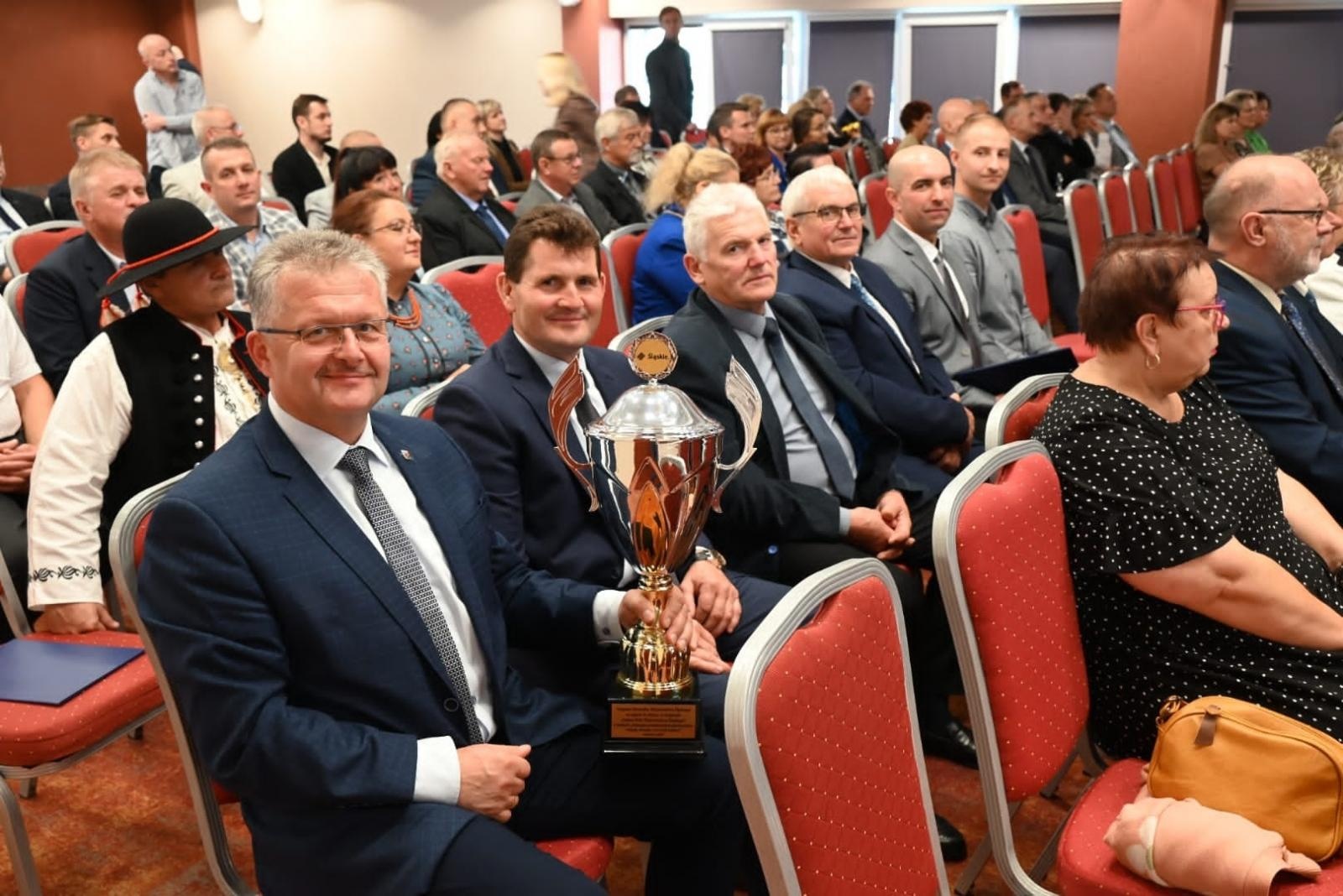 Zdjęcie w galerii na portalu naszraciborz.pl: Bieńkowice z pucharem i nagrodą pieniężną za procesję konną wiadomości z regionu