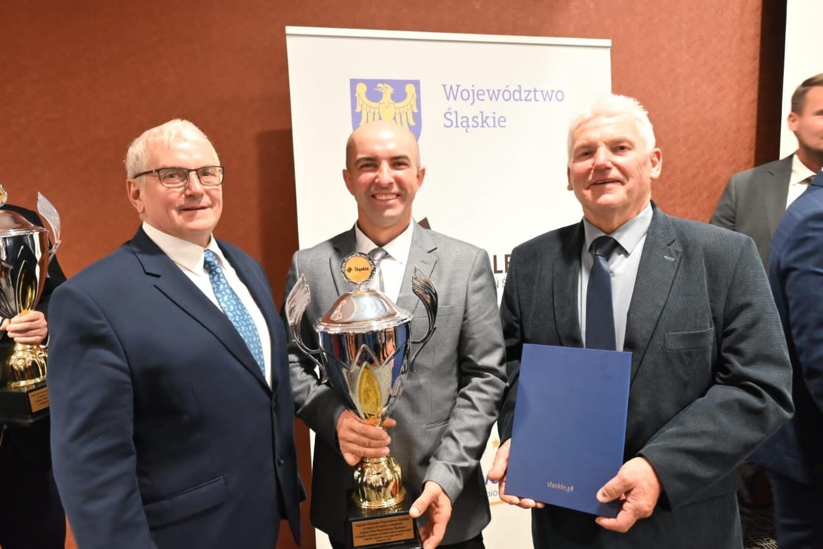 Zdjęcie w galerii na portalu naszraciborz.pl: Bieńkowice z pucharem i nagrodą pieniężną za procesję konną wiadomości z regionu