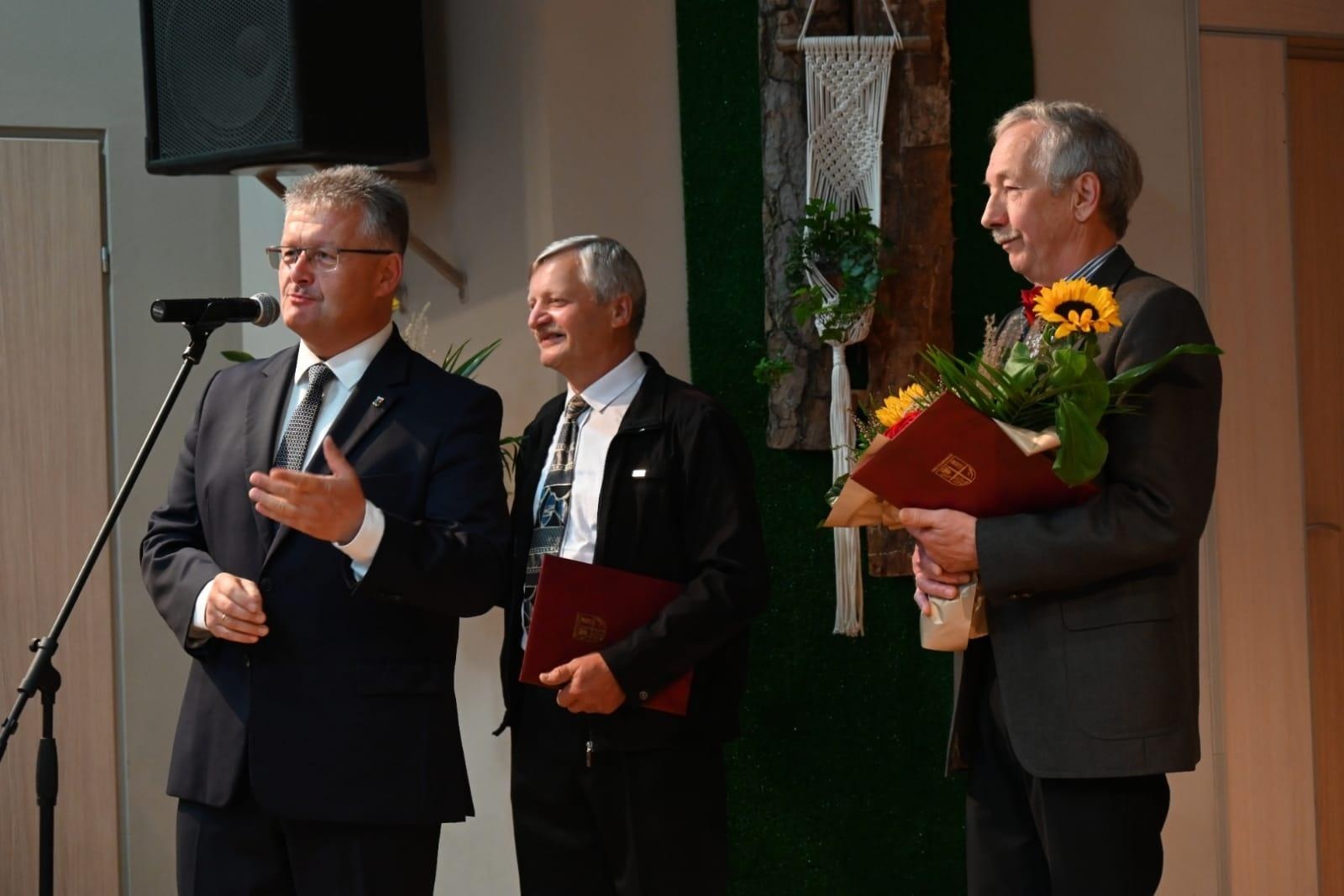 Zdjęcie w galerii na portalu naszraciborz.pl: Dbają o dziedzictwo historyczne. Dziś otrzymali nagrody wójta wiadomości z regionu